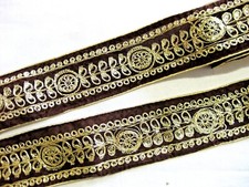 Samtborte mit Stickerei und