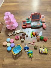 Spielkasse mit Scanner Mikrofon Supermarktkasse + Bunter 3 stöckiger Dessertturm