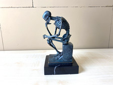 Skulptur Denker buntes Skelett aus Bronze auf schwarzem Marmor D'aprés Milo