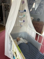 Verkaufe ein Babybett (1.20x60cm) mit Himmel u.sämtlichem Zubehör. 0171- 2720008