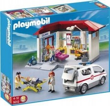 Klinik mit Krankenwagen