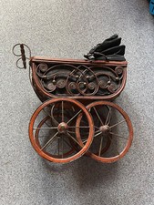 Älterer Puppenwagen, Nostalgie,  Holz, schönes Dekostück,  Korb/Rattan