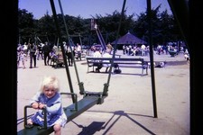 MELANIE AUF GONDELSCHAUKEL