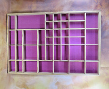 Ein Holzsetzkasten mit 40 Fächern. 59 x 40 x 4 cm. (LxHxT) Für Wandbefestigung.