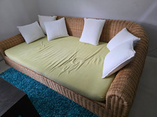 Grosses helles Rattansofa in