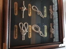 Knotentafel hinter Glas