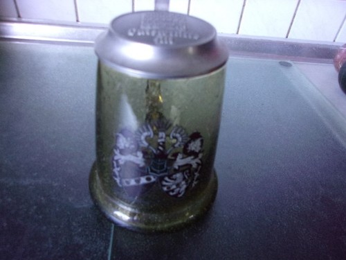 Bierkrug aus grünem glas mit - aus,