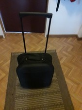 kleiner Koffer auf Rollen