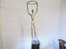 Skulptur Holzsäule, Sportler mit Reifen, H 95 cm X Sockel 12/12 cm