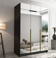 Großer Kleiderschrank mit
