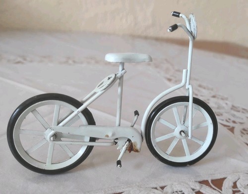 Kleines fahrrad aus metall - fahrrad,