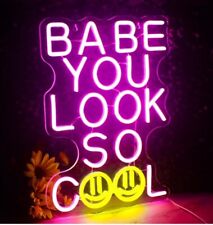 Neonschild Wandlicht LED  "Babe You Look So Cool" USB 42,8 x 32,8 x 2,5cm 