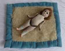 antike Mignonette Ganzbiskuit Puppe um 1910 ca. 9,5 cm Glasaugen u. Kuscheldecke