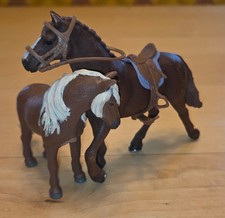 2 braune Schleich Pferde - Stute (Sattel/Halfter) - Fohlen/Pony