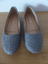 Ballerinas Gr. 40 grau silbergrau Blumen 1 x getragen Damenschuhe Queen Tina
