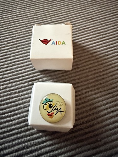 Aida pin cosma von - aida,