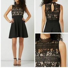 Kleid von Lipsy mit Spitze am