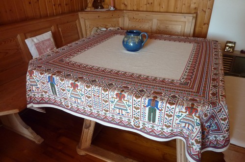 Tischdecke handgestickt