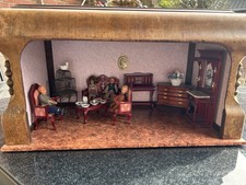 Puppenstube aus Holz mit zahlreichen Einbauten und viel Zubehör