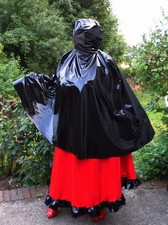 Lackcape mit Gittermaske oder Kapuze Rückenreißverschluß Vinylcape Unisex