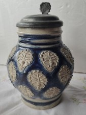 Musealer Kugelbauch Krug um