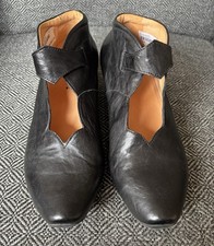 Schwarzer Pumps von Think! Gr