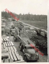 USA Chevrolet Sattelzug LKW Holzlager Bahnhof bei Salla Lappland Finnland