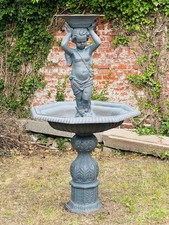 Großer Springbrunnen, Etagen-Brunnen, Gusseisen, mit Engelsfigur, für Park
