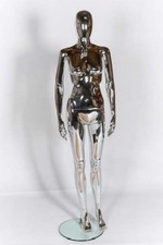 Weibliches Display Schaufensterpuppe gesichtslos Eierkopf Chrom abstrakte Oberfläche aufrechte Pose