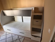 Stockbett mit viel Stauraum!