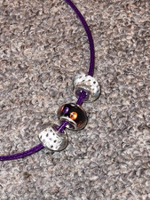 lila Kunstlederkette mit Perlen/Charms in weiß/strass/lila - Modeschmuck