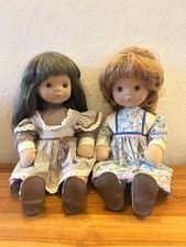 zwei süße Mädchen Puppen