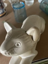 Deko-Figur „ägyptische Kunststein- Katze ?“ mit lädiertem Ohr, Alabasteroptik