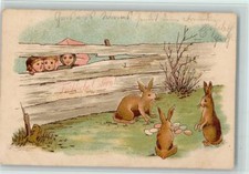 10531151 - Kinder beobachten am Zaun den Osterhasen AK Motiv