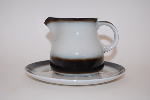 Milchkännchen mit untersetzer - milchkännchen,