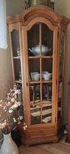 Klassische Eckvitrine