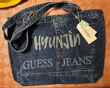 hyunjin x guess jeans tasche