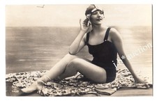 Bademode ELEGANTE BADENIXE IM BADEANZUG AM MEER * Vintage Foto-AK um 1920