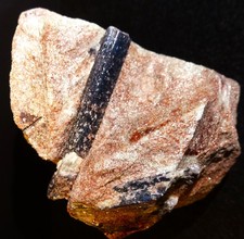 Disthen (Kyanit) auf Fuchsit-