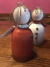 2 Holzengel mit Flügel in weiß rot lächelnd Tischdeko Engel Weihnachten NEU