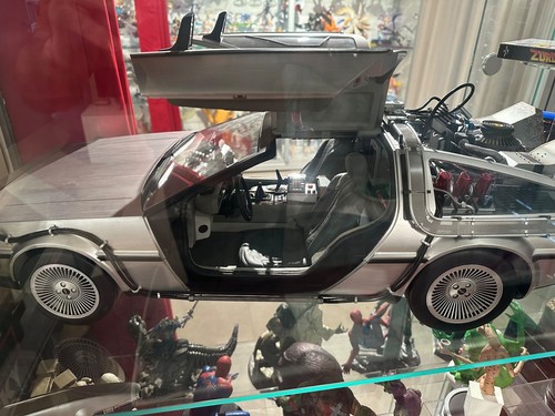 Hot toys delorean time machine - toys,