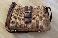 Besondere Handtasche im Korb