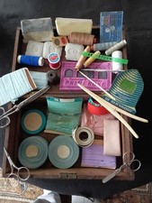 Für Die Nähstube Alte Nähutensilien In Einer Holzkiste