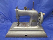 Antike Kindernähmaschine wohl Adler