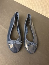 Ballerina , Navi mit schleife