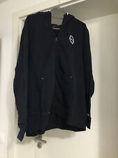 Eine Sportjacke mit Reissverschluss und Kaputze von Vittorio Rossi (57)