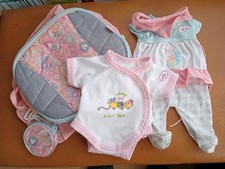 Baby Born Sitz/Tasche & 2 Outfits für Zapf Creations Puppe gebraucht.