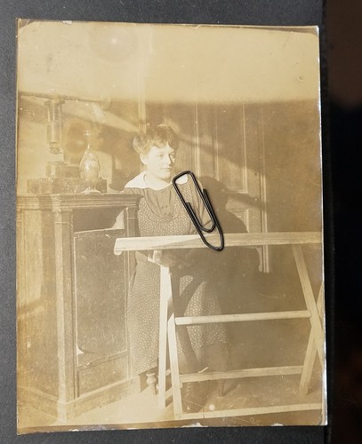 Frau werkstatt zeichentisch - werkstatt,