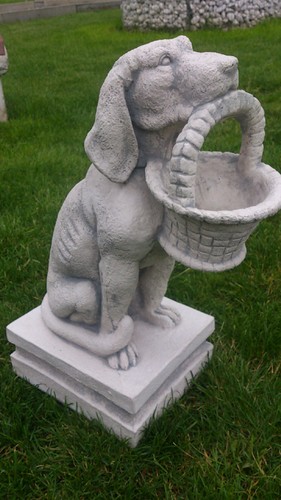 Steinfigur hund mit korb - steinfigur, im