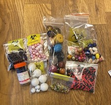 Holz- und Plastikperlen  Bastelbedarf  Restbestand